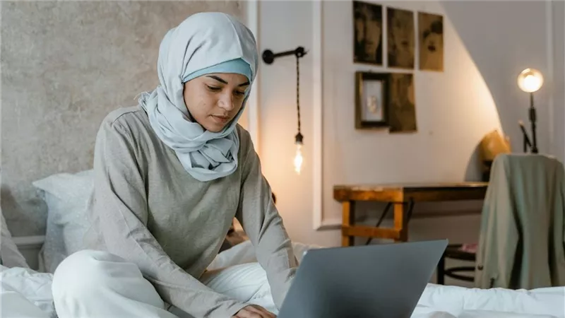 كيف غيّرت النساء العربيات مفهوم العمل الحر عبر الإنترنت في السنوات الأخيرة 