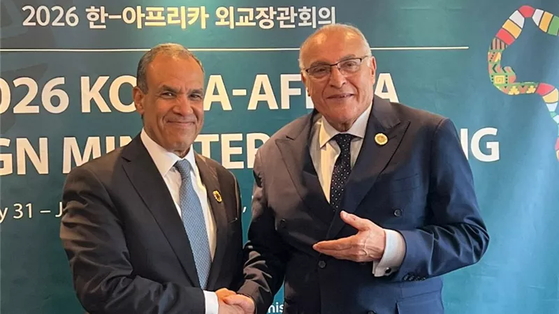 وزير الخارجية يبحث مع نظيره الجزائري تعزيز التعاون الثنائي والتنسيق حول القضايا الإقليمية