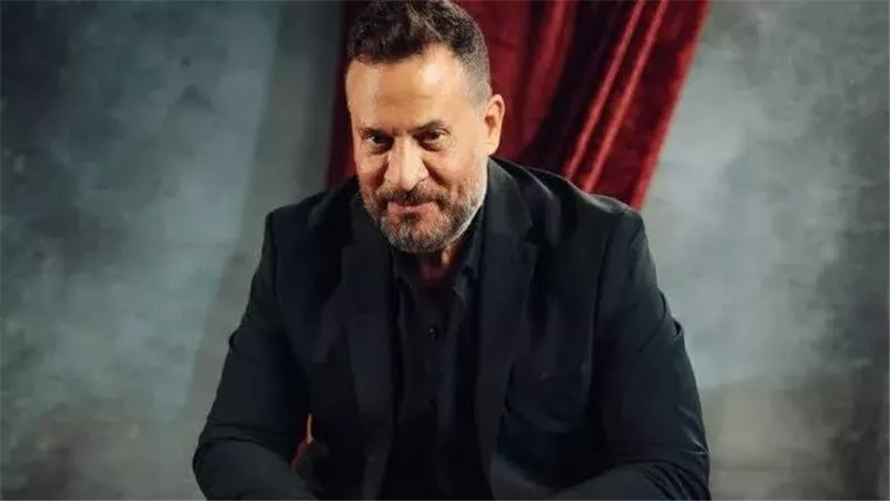 ماجد المصري وزوجته يحتفلان بتخرج نجلهما آدم في أجواء مؤثرة