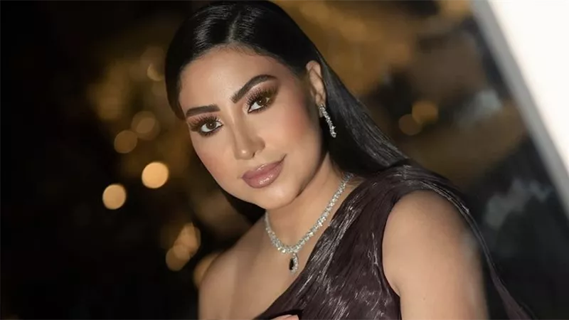 بوسي تخطف الأنظار بإطلالة عنابية أنيقة تجمع بين الفخامة والعصرية