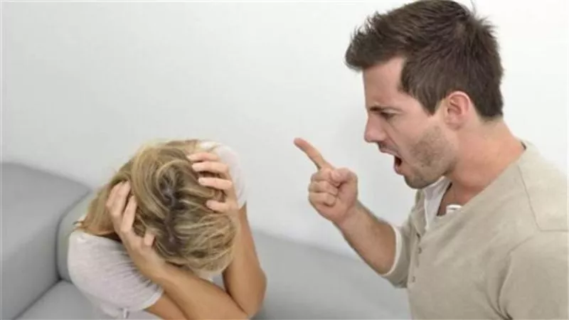 هل يجوز للزوج منع زوجته من زيارة أهلها؟.. أمين الفتوى يُجيب