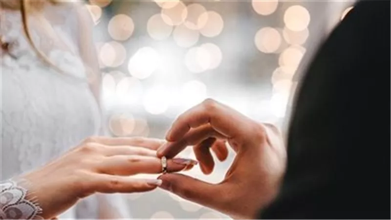 فتاة تسأل: هل يجوز ارتداء النظارات في حفل الزفاف؟