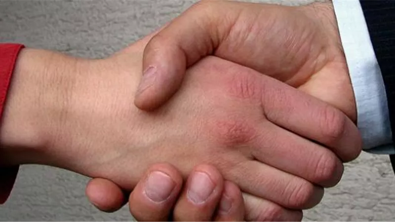 ما حكم مصافحة الرجل للمرأة الأجنبية؟  ..