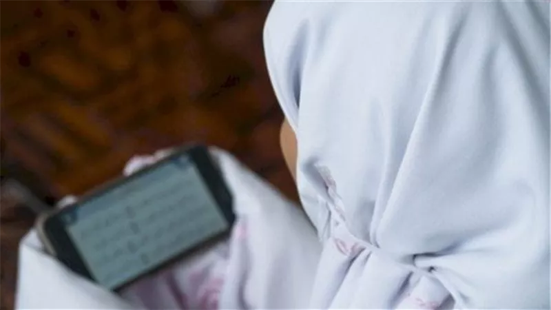 هل تجوز الصلاة بالمصحف أو الموبايل؟..  أمين الفتوى يُجيب