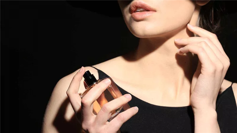 روائح جذابة وأنثوية .. أفضل 7 عطور فاخرة تدوم طويلاً