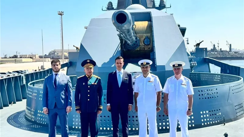 القائم بأعمال روسيا في مصر يزور الفرقاطة 
