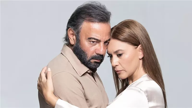 بعد شائعات الانفصال.. نجمة شراب التوت وخطيبها يثيران الجدل بظهور جديد معاً