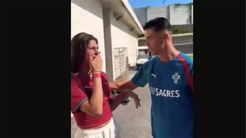دموع معجبة تُشعل المنصات.. رونالدو يواسي بلوجر قبل كأس العالم.. وجورجينا تعلق