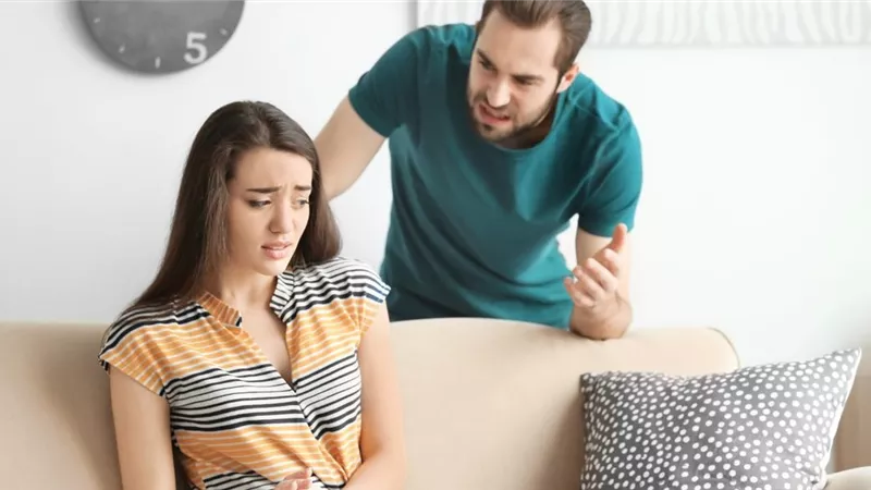 هل يحق للزوجة طلب الطلاق بسبب سوء المعاملة والإدمان؟.. أمين الفتوى يُجيب