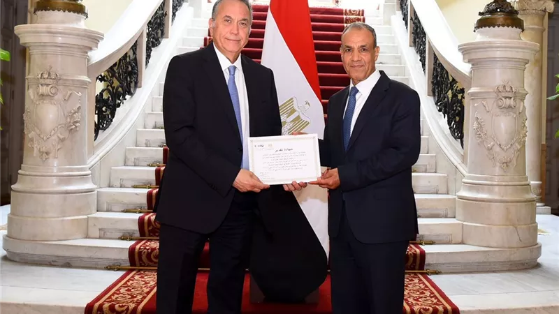 وزير الخارجية يلتقي الوفد الطبي المصري العائد من تنزانيا وكينيا 