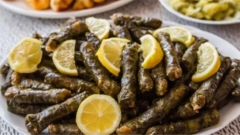 طريقة عمل محشي ورق العنب اللذيذ بخطوات سهلة في مطبخك 