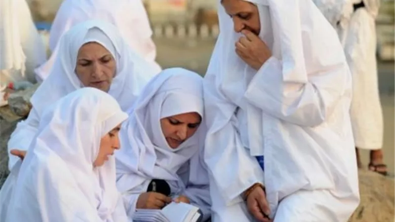  ما حكم سفر المرأة لأداء العمرة والحج بدون محرم؟ .. الإفتاء تُجيب