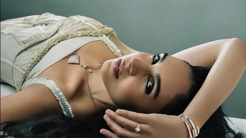 سلمى أبو ضيف تتألق في جلسة تصوير عالمية مع مجلة YUNG وبولغري وتجمع بين الأناقة والفن