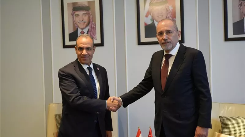 وزير الخارجية يلتقي نظيره الأردني ويؤكدان تعزيز التعاون والتنسيق حول القضايا الإقليمية