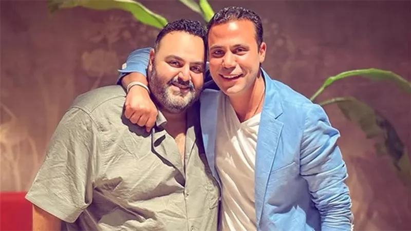 محمد إمام يشيد بشيكو بعد عرض “صقر وكناريا”: من أكتر الممثلين اللي بيضحكوني