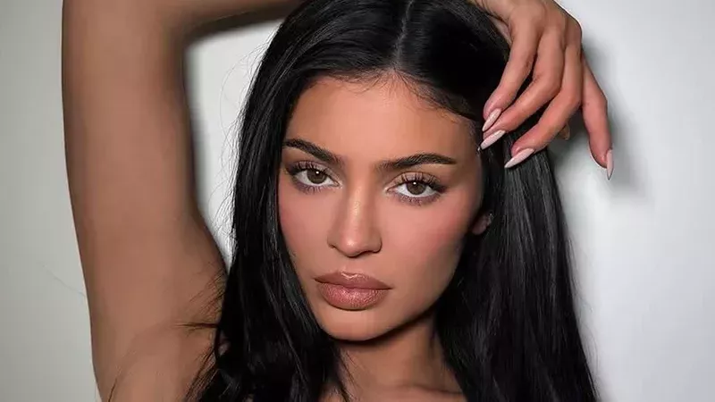 كايلي جينر تواجه دعوى قضائية جديدة.. اتهامات ببيئة عمل عدائية وسوء معاملة