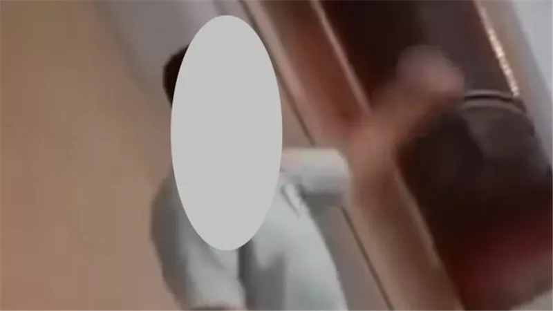 غضب واسع بعد تداول فيديو لأب يعتدي على أطفاله بحزام جلدي