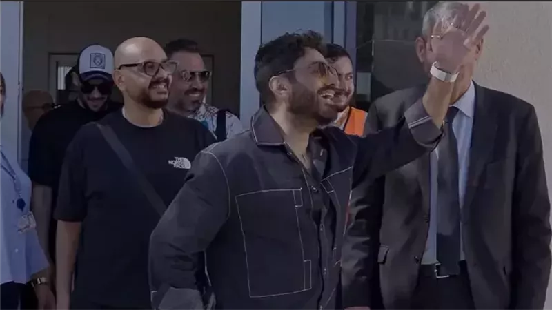 تامر حسني يصل المغرب استعدادًا لختام موازين.. استقبال جماهيري حافل في المطار