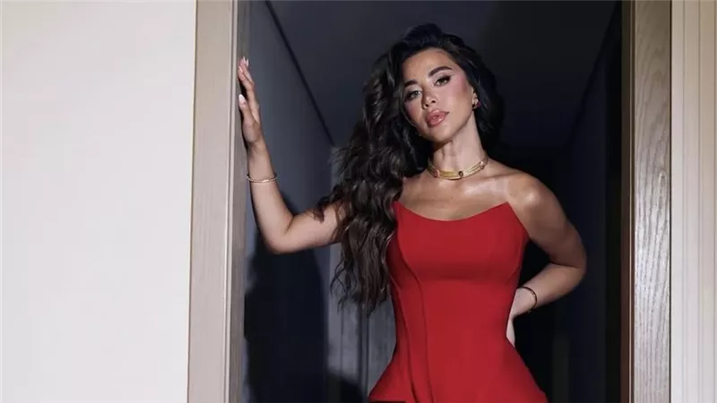 يارا السكري تخطف الأنظار بإطلالة حمراء جريئة.. أناقة تجمع بين القوة والرقي