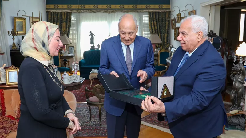 أبو الغيط يتسلم أول نسخة من كتاب «جامعة الدول العربية.. ثمانون عامًا» قبيل انتهاء ولايته