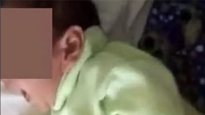 انتقامًا من طليقها.. سيدة تعتدي بوحشية على رضيعها في الجيزة