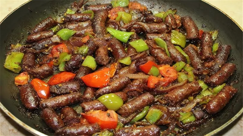 طريقة عمل السجق  بالبصل والطماطم بخطوات بسيطة في مطبخك