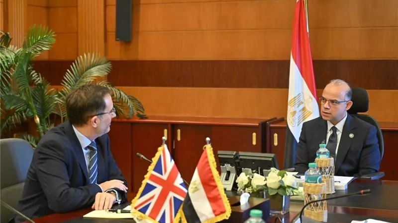 وزير الاستثمار يبحث مع سفير المملكة المتحدة تعزيز الشراكة الاقتصادية وتوسيع الاستثمارات البريطانية في مصر