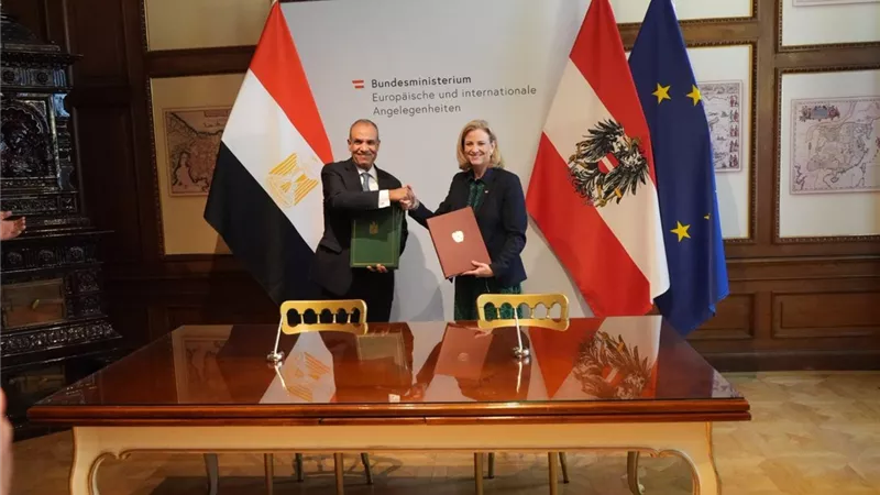   وزير الخارجية يجري أول مشاورات سياسية مع نظيرته النمساوية ويوقع اتفاق الخدمات الجوية