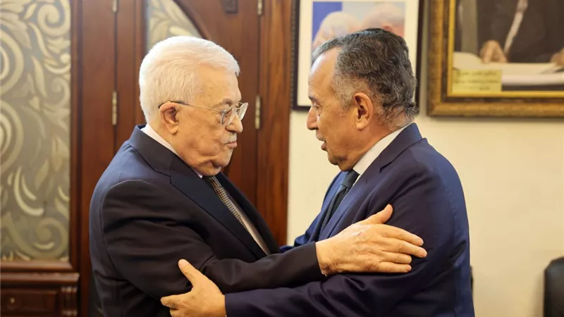 نبيل فهمي يؤكد للرئيس محمود عباس دعم الجامعة العربية لفلسطين ورفض مخططات الاحتلال لتصفية حل الدولتين
