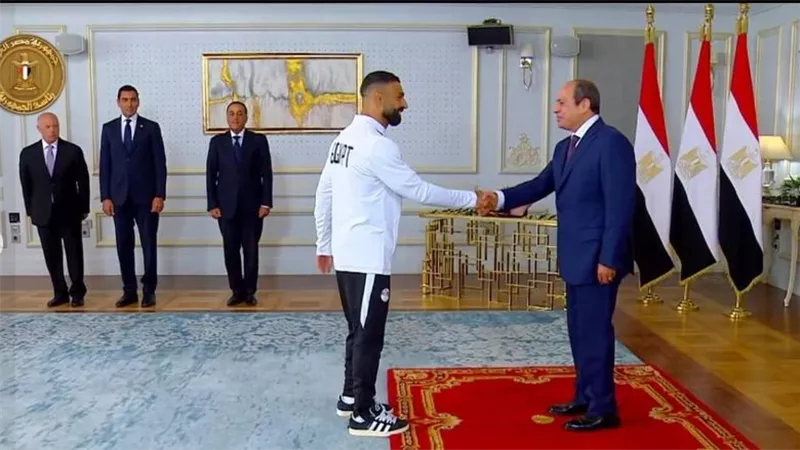 “أوعى تزعل مني يا صلاح”.. رسالة من السيسي تتصدر المشهد بتكريم منتخب مصر