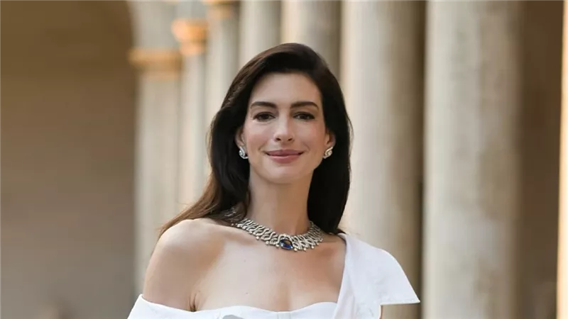 كلمات عفوية أشعلت المشاعر.. لحظة مؤثرة مع آن هاثاواي تخطف الأنظار في برنامج شهير