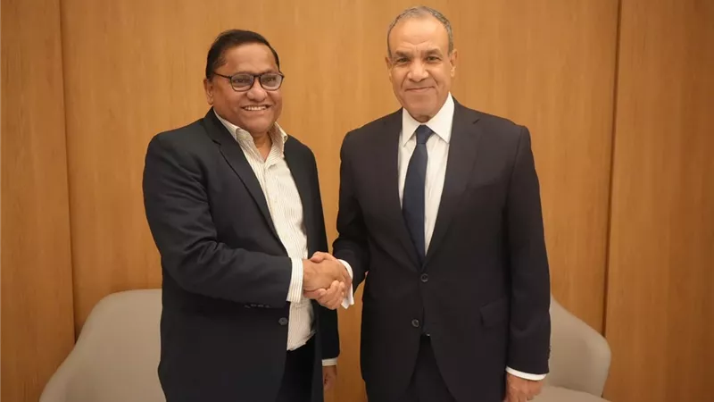 وزير الخارجية يبحث مع نظيره السريلانكي في مانيلا تعزيز التعاون الاقتصادي والاستثماري والتنسيق بشأن القضايا الإقليمية