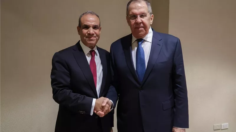 وزير الخارجية ونظيره الروسي يبحثان تعزيز الشراكة الاستراتيجية والتعاون الاقتصادي على هامش اجتماع الآسيان
