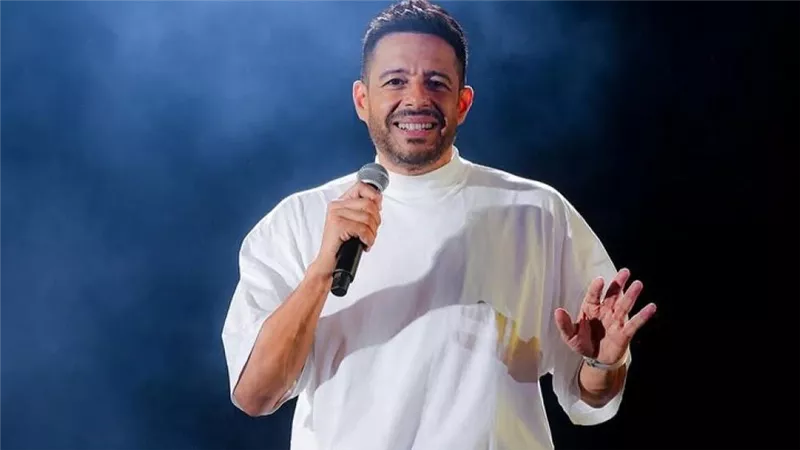 محمد حماقي يثير الجدل بعد تعديل كلمات «أم الدنيا» في جدة.. ودفاع واسع من نجوم الفن