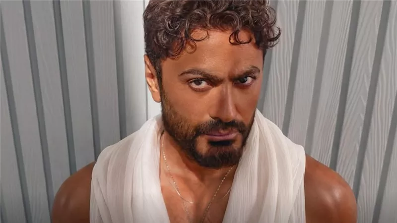 تامر حسني يكسر الأرقام.. “مش هتكرر” يتصدر “أنغامي” والمنصة تحتفي بإنجازه