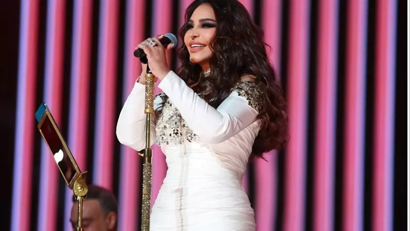 معجبة تمسك شعر أحلام على المسرح.. ورد فعل الفنانة يشعل السوشيال (فيديو)