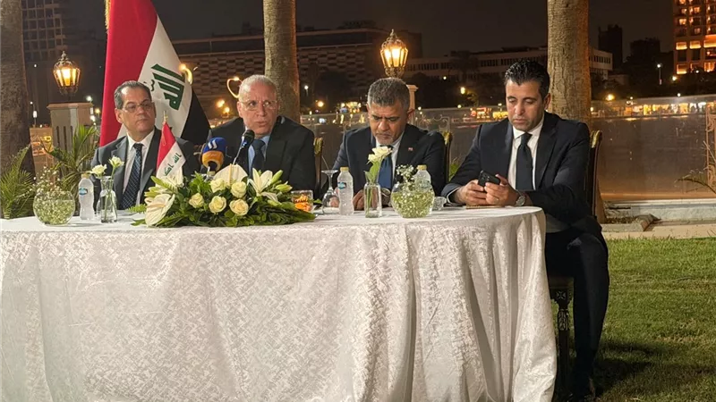 السفير العراقي بالقاهرة يلتقي أبناء الجالية ويؤكد حرص السفارة على تطوير الخدمات القنصلية