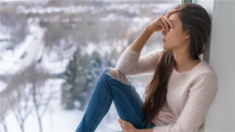 أشباح الظلام الداكنة.. كيف يبتلعنا «اكتئاب الشتاء» وما السبل الطبية للتعافي؟