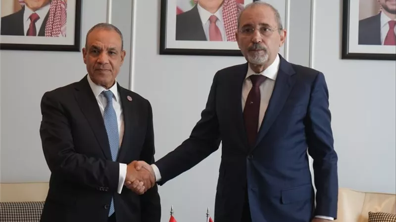 وزير الخارجية ونظيره الأردني يؤكدان تعزيز التنسيق الثنائي ووقف التصعيد في الأراضي الفلسطينية
