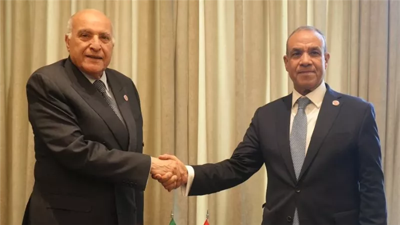 وزير الخارجية يبحث مع نظيره الجزائري تعزيز التعاون الثنائي وتطورات الأوضاع في ليبيا