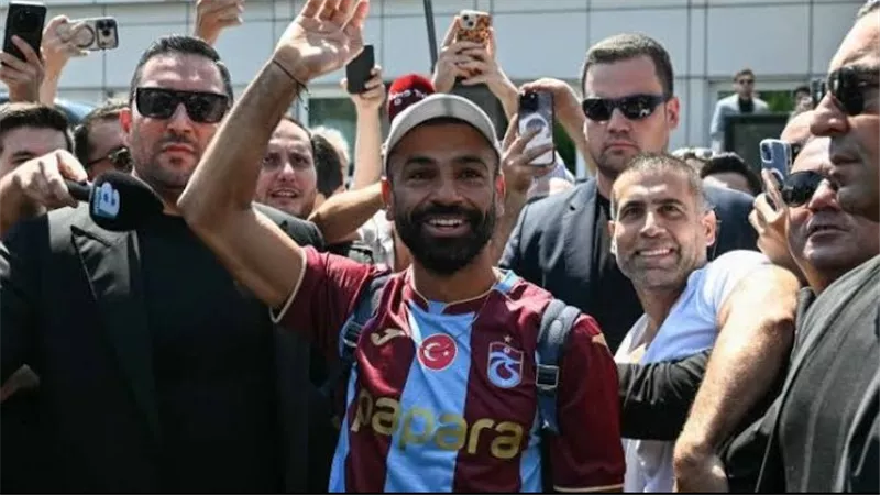 بكت بحرقة.. وداع محمد صلاح يشعل مشاعر أشهر مشجعة لليفربول.. ورسالة مؤثرة إلى ناديه الجديد