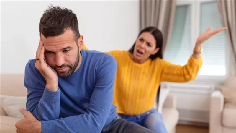 خلاف الحجر.. سيدة تحطم سيارة زوجها في السويس بعد اكتشاف زواجه ثانية