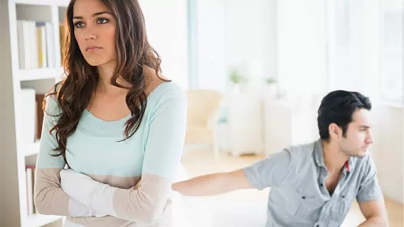 زوجي يتخذ قراراته بمفرده.. ماذا أفعل؟.. استشاري علاقات زوجية يرد