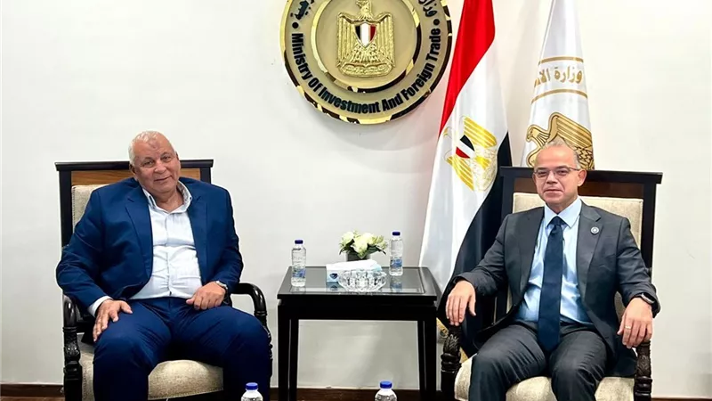 وزير الاستثمار يبحث مع محافظ مطروح تعظيم الفرص الاستثمارية وجذب استثمارات جديدة للمحافظة
