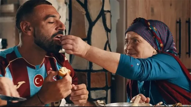«صلاح بقى زي ابني!».. سيدة تركية تكشف كواليس لقائها بنجم طرابزون سبور 