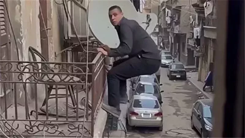 «هو حضرتك حرامي؟».. فيديو لص يقفز من شرفة يشعل السوشيال ميديا.. والمفاجأة في الحقيقة!