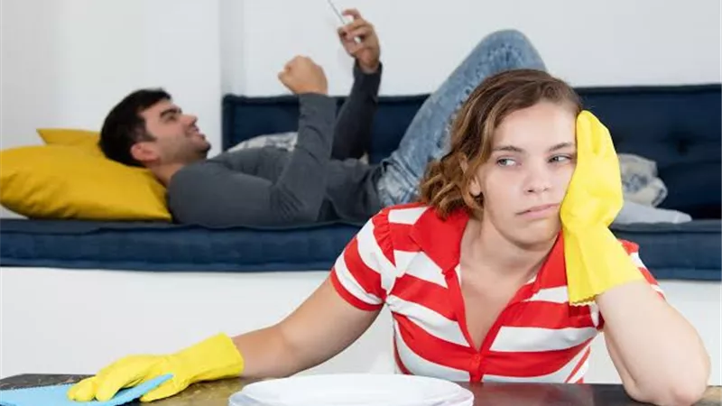 لماذا يرفض الزوج الشرقي بصفة خاصة مساعدة زوجته في المنزل؟