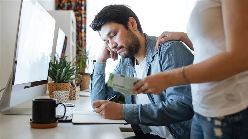 هل يجوز إقراض أخي من مال زوجي المغترب دون علمه؟ الإفتاء تجيب