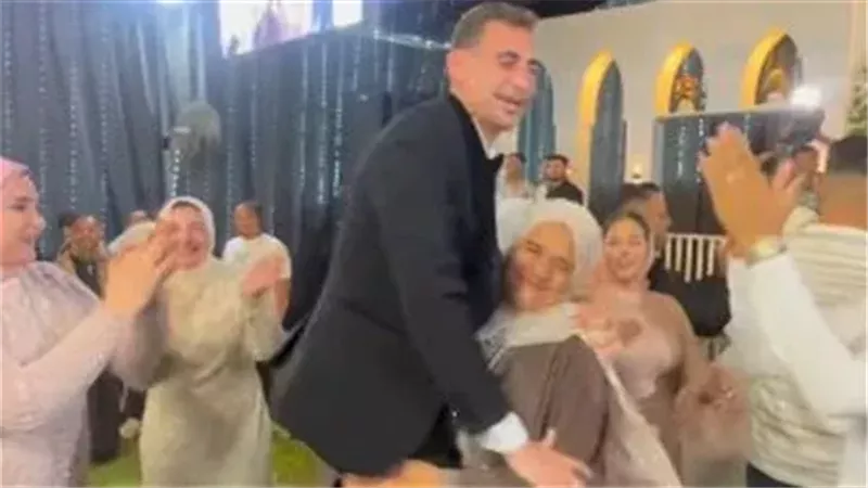 عريس يكشف كواليس فيديو زوجة عمه وهي تحمله في حفل زفافه: «في مقام أمي»