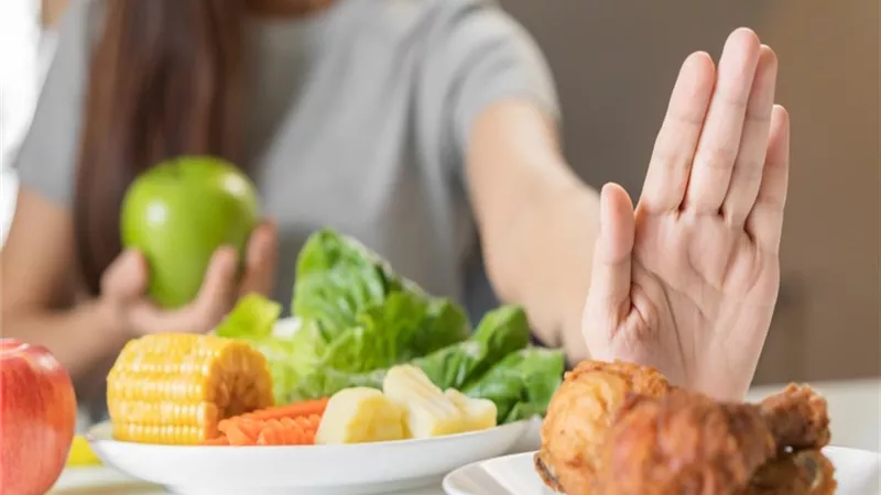 أطعمة تجنبيها بعد سن الأربعين.. خريطة طريق لترميم صحتك وحمايتها